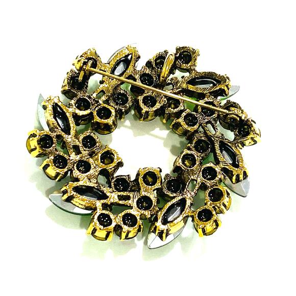 Vintage look wreath brooch pendant green rhinestones pin stacked dimensional - Picture 3 of 8